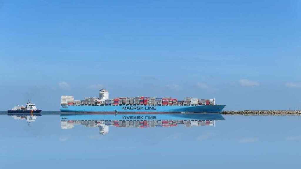 Qual é a vantagem do transporte de mercadorias por navios