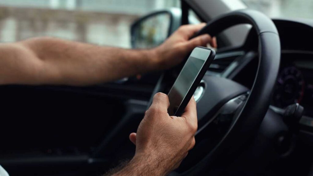 Número de condutores fazendo uso do celular na direção aumenta 43,18% em outubro
