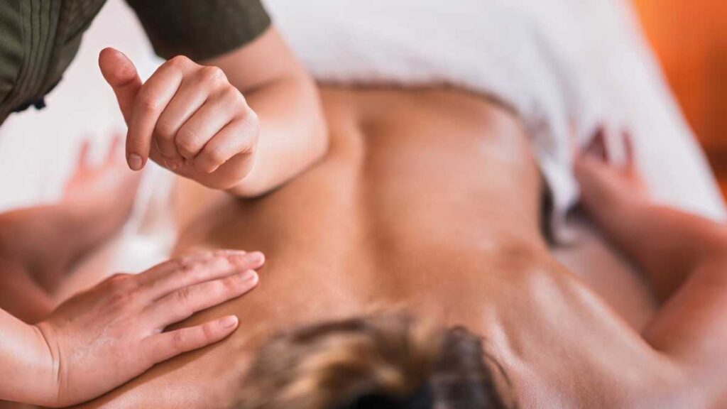 Como é feita uma massagem erótica
