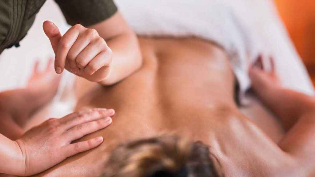 Como é feita uma massagem erótica