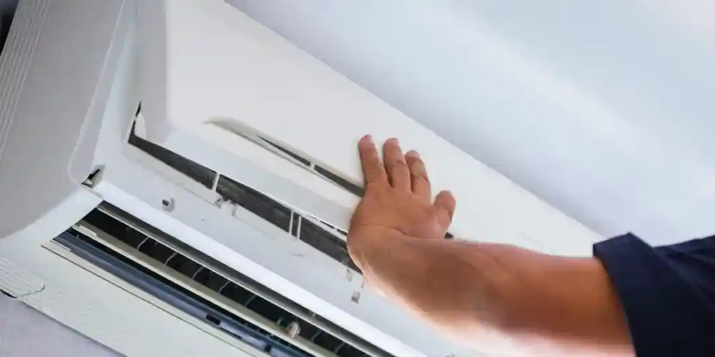 Ar condicionado jogando ar quente