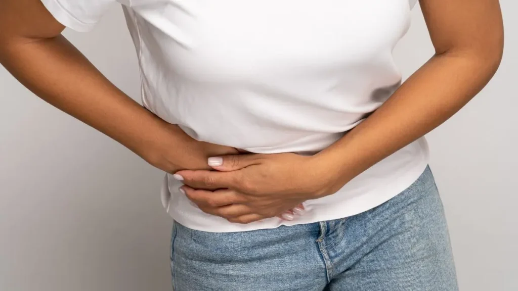 Dor no lado direito da barriga: o que pode indicar? Dor no lado direito da barriga